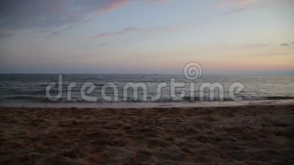 日落时分在地中海海滩上奔跑的运动休闲女孩视频的预览图