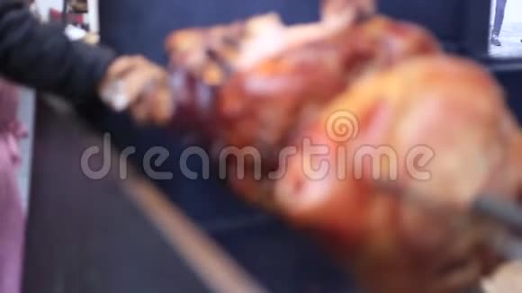 在街头市场上烤着美味的布拉格火腿视频的预览图