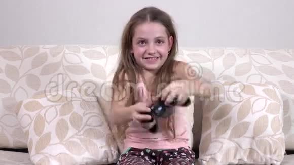 快乐的女孩玩电子游戏视频的预览图