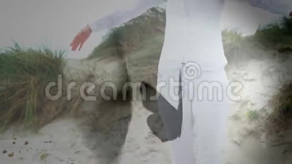 在海滩上做瑜伽的女人视频的预览图
