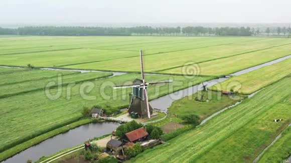 荷兰ZaanseSchans风车飞机视频的预览图