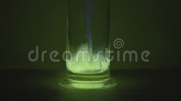 实验室化学瓶中混合清水的发光荧光物质视频的预览图