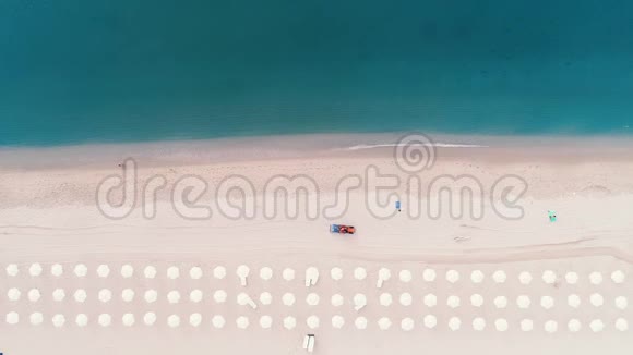 海滩的高空俯视图雨伞沙子和海浪暑假视频的预览图