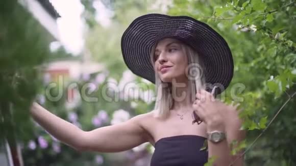 年轻时尚的漂亮女人戴帽子做自拍使用智能手机的女性视频的预览图
