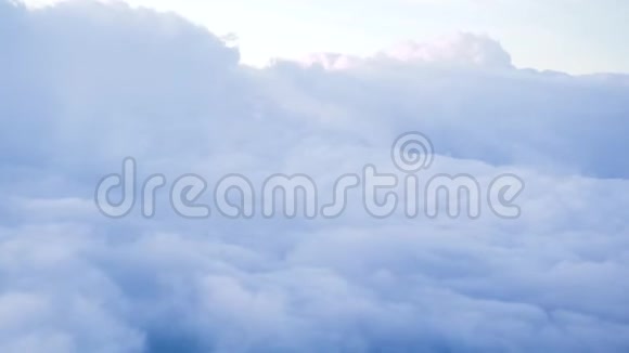 天空中飞行时从飞机窗口看到白色多云的天空景观从窗口观看飞行飞机白云视频的预览图