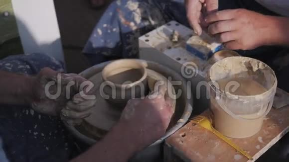 做粘土模型用泥碗制作的手工壶视频的预览图