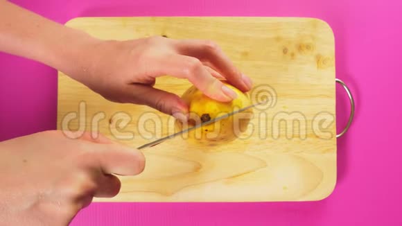 俯视图雌手在木板上用刀切水果芒果天然健康食品的概念视频的预览图