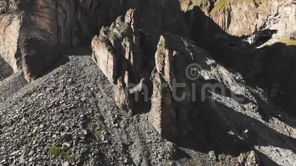 带有破碎碎片的结构岩石的空中视图细胞岩硅树的石头遗骸俄罗斯北部视频的预览图