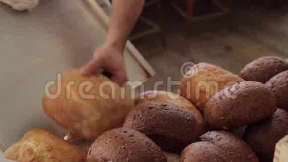 面包师手工品尝新鲜面包视频的预览图