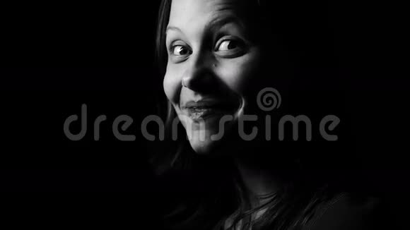 特写黑白相间的一幅年轻少女对着镜头微笑的肖像4KUHD视频的预览图