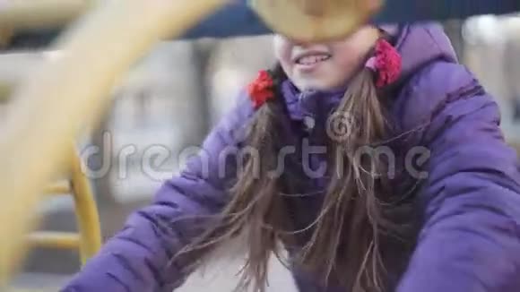 戴着牙套的小女孩在春天公园里笑得很可爱视频的预览图