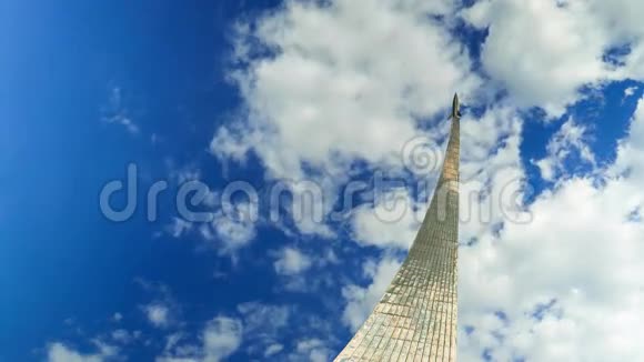 莫斯科钢铁太空火箭纪念碑在多云的天空中4K时间流逝视频的预览图