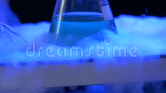 厨师正在用液氮烹饪冰淇淋带有液氮的不锈钢杜瓦瓶液态氮视频的预览图