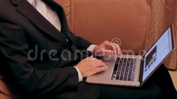 男性手的特写显示拇指向上的标志视频的预览图
