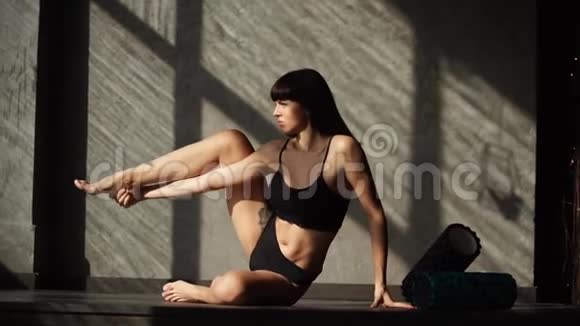 女人在锻炼时伸展腿视频的预览图