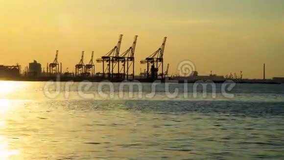太阳在海水中反射在地平线上可以看到港口视频的预览图