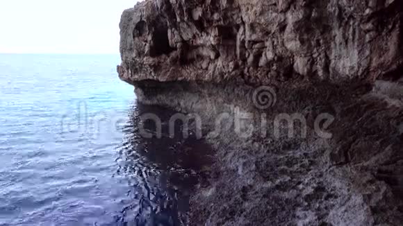在海岸的蒙丹洞视频的预览图