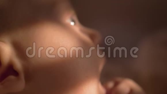 室内女婴肖像一只蓝色大眼睛的婴儿视频的预览图