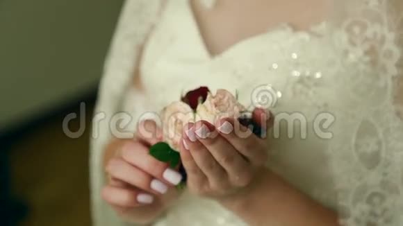 新娘手里的婚礼花束不错视频的预览图