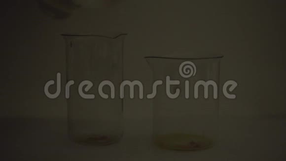 化学经验玻璃瓶中的荧光化学反应视频的预览图