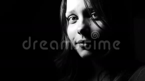特写黑白相间的一幅年轻少女对着镜头微笑的肖像4KUHD视频的预览图