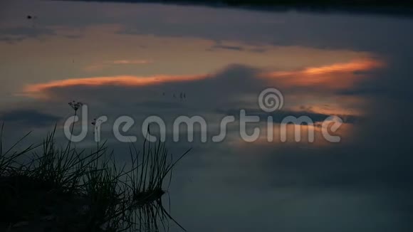 日落自然湖户外河流景观冬季视频的预览图