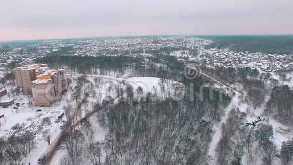 冬季靠近苏联建筑的空中山丘视频的预览图