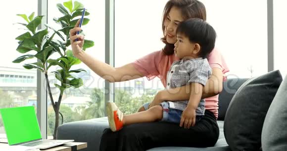 亚洲母子花时间在客厅里视频的预览图
