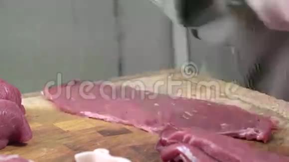 生产小牛肉的速度加快视频的预览图