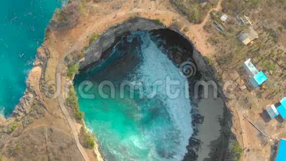 印度尼西亚NusaPenida岛破滩著名旅游景点的空中拍摄视频的预览图