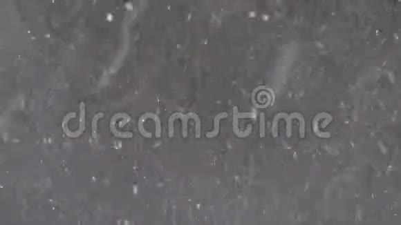 自然背景灰色沥青上的积雪视频的预览图