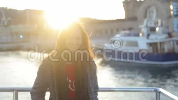 船上夕阳下的女人视频的预览图
