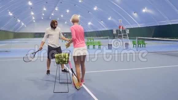 有教练的帅哥学会打网球视频的预览图