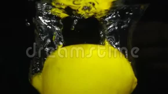 柠檬掉进水里慢动作视频的预览图