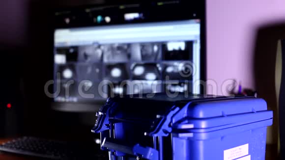 人手打开小蓝高安全级别防弹箱用相机背景取出技术装置视频的预览图