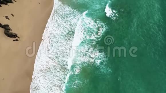 在爱尔兰西海岸的绿松石海水上空飞行视频的预览图