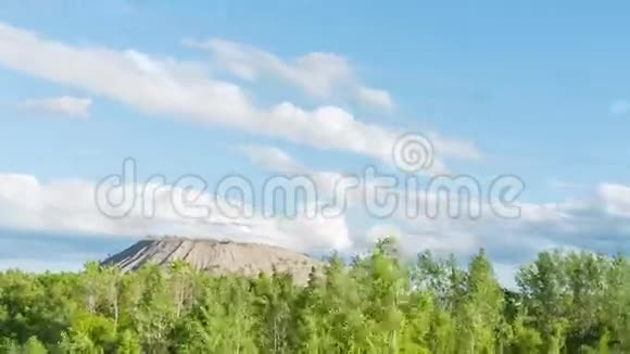 山和深蓝色天空中的夏季景观时光流逝视频的预览图