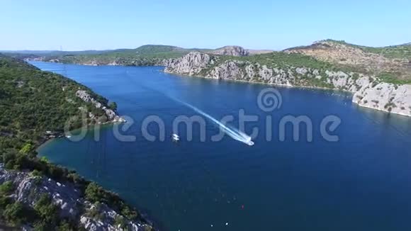 快艇穿过深蓝的深海运河克罗地亚视频的预览图