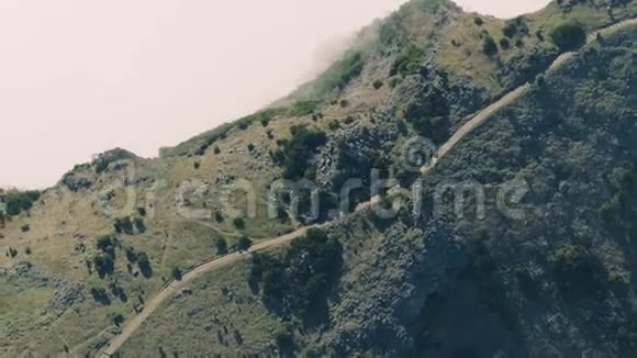 山岭步道的鸟瞰图视频的预览图