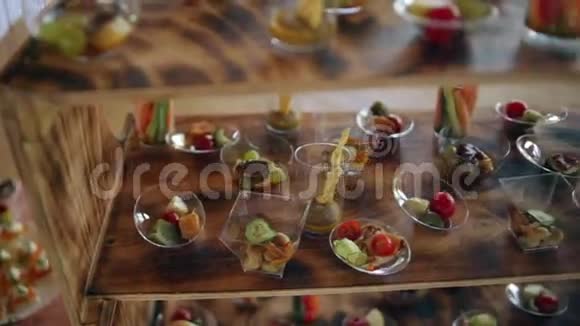 活动中自助餐桌上的各种小吃摄像机动作平稳视频的预览图