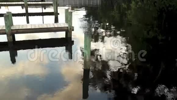 日落时船靠在水面上视频的预览图
