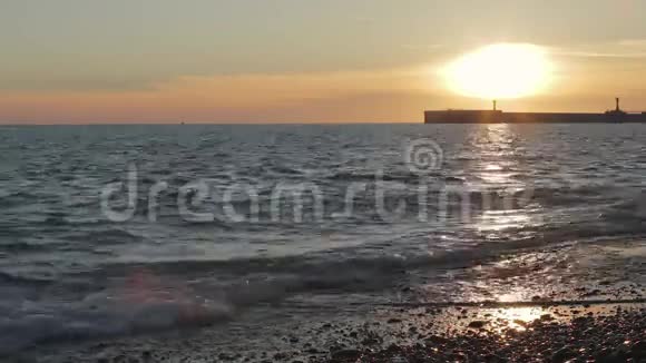 海滩日落背景是码头视频的预览图