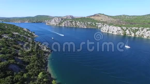 快艇穿过深蓝的深海运河克罗地亚视频的预览图