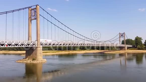 卢瓦尔河上悬索桥的时间流逝视频的预览图