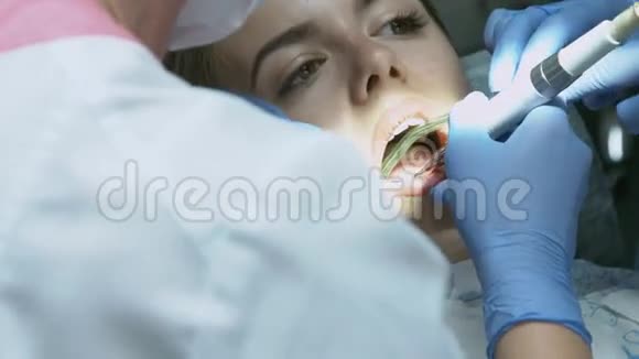 带探头和镜子的牙医预防性体检患者视频的预览图