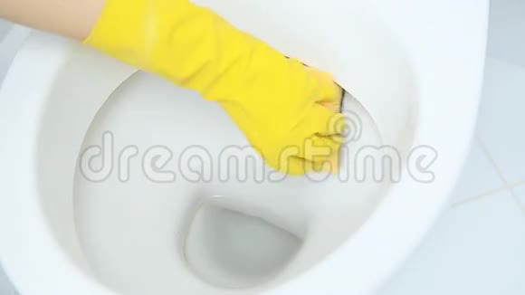 双手戴黄色手套清洁厕所视频的预览图