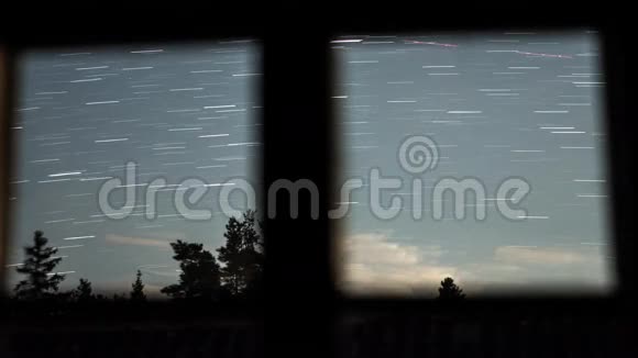 从窗口查看星迹在太空的夜间延时镜头视频的预览图