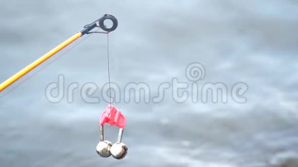 鱼竿上的蓝铃钓到鱼的时候钟花在响视频的预览图