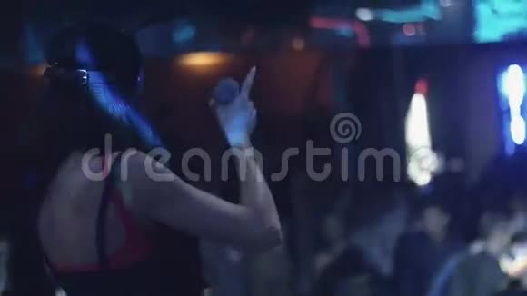 后面的MC女孩在兔子面具舞蹈在舞台上的夜总会举起双手表演节目视频的预览图