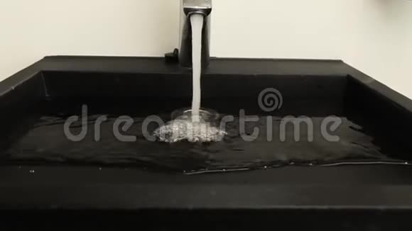 节水理念水从镀铬钢浴室水龙头流出视频的预览图
